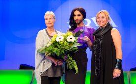 PR-Gala 2014: "Kommunikatorin des Jahres 2014" vlnr.: Ingrid Vogl (PRVA-Präsidentin), Conchita Wurst (Preisträgerin), Daniela Enzi (Juryvorsitzende). ©PRVA/Anna Rauchenberger