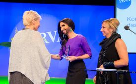PR-Gala 2014: "Kommunikatorin des Jahres 2014" vlnr.: Ingrid Vogl (PRVA-Präsidentin), Conchita Wurst (Preisträgerin), Daniela Enzi (Juryvorsitzende). ©PRVA/Anna Rauchenberger