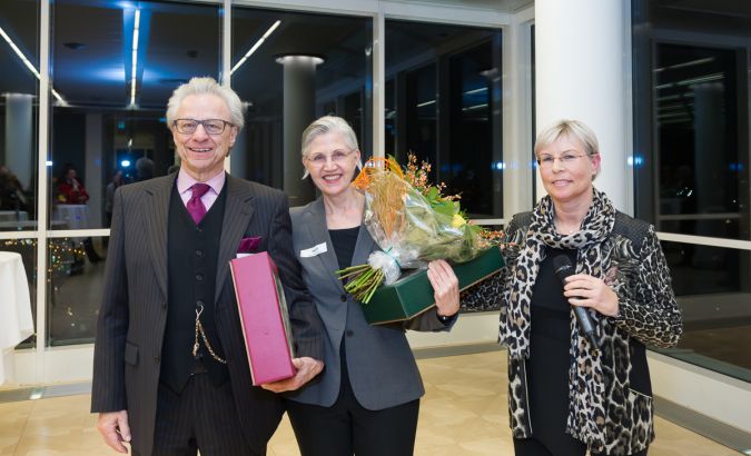 Wolfgang R. Langenbucher und Renate Skoff werden als Vorsitzender bzw. stellvertretende Vorsitzende des PR-Ethik-Rates von PRVA-Präsidentin (links) verabschiedet. © PRVA/Jana Madzigon