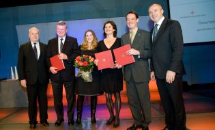 Kategoriesieger 2010 Interne Kommunikation vlnr.: Josef Mayer (Sektionschef im BMWFJ), Wolfgang Kopetzky (Generalsekretär Österreichisches Rotes Kreuz), Doris Partl (Ogilvy & Mather), Ruth Simsa, Michael Opriesnig (Leiter Marketing & Kommunikation, Österreichisches Rotes Kreuz), Martin Bredl (PRVA-Präsident). ©Jana Madzigon