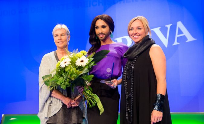 Kommunikatorin des Jahres 2014 vlnr.: Ingrid Vogl (PRVA-Präsidentin), Conchita Wurst (Preisträgerin), Daniela Enzi (Juryvorsitzende). ©PRVA/Anna Rauchenberger