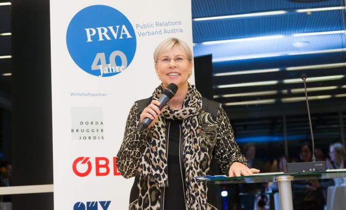 PRVA-Präsidentin Ingrid Vogl begrüßt die Mitglieder zum Neujahrsempfang 2015. © PRVA/Jana Madzigon