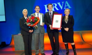 Staatspreis PR Sieger 2011 vlnr.: Ingrid Vogl (PRVA-Präsidentin), Sigi Kämmerer (Salzburg AG), Martin Jager (Salzburg AG), Ingrid Nemec (Sektionschefin im BMWFJ). ©Jana Madzigon
