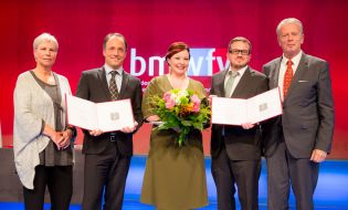 Kategoriesieger Corporate Social Responsibility vlnr.: Ingrid Vogl (PRVA-Präsidentin), Axel Schein (Ketchum Publico), Doris Christina Steiner (Ketchum Publico), Markus Neuherz (Career Moves), Vizekanzler Reinhold Mitterlehner (BMWFW). ©PRVA/Anna Rauchenberger