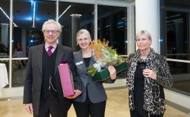 PRVA-Neujahrstreffen 2015: Wolfgang R. Langenbucher und Renate Skoff werden als Vorsitzender bzw. stellvertretende Vorsitzende des PR-Ethik-Rates von PRVA-Präsidentin (links) verabschiedet. © PRVA/Jana Madzigon