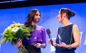 PR-Gala 2014: "Kommunikatorin des Jahres 2014" vlnr.: Conchita Wurst (Preisträgerin), Manuela Raidl (Moderatorin). ©PRVA/Anna Rauchenberger