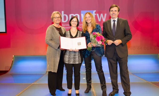 Kategoriesieger PR-Spezialprojekte/Innovationen 2015 vlnr.: Susanne Senft (PRVA-Präsidentin), Ursula Messner (ÖAMTC), Dagmar Halwachs (ÖAMTC), Matthias Tschirf (BMWFW) © PRVA/Jana Madzigon