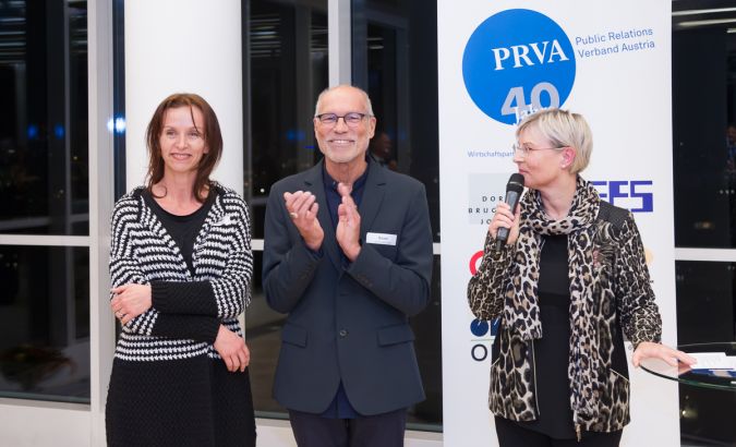 PRVA-Präsidentin (links) begrüßt Brigitte Mühlbauer als neue stellvertretende Vorsitzende und Thomas A. Bauer als neuen Vorsitzenden des PR-Ethik-Rates. © PRVA/Jana Madzigon