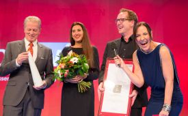 Sieger Staatspreis PR 2014 vlnr.: Vizekanzler Reinhold Mitterlehner (BMWFW), Amelie Baschnegger (ikp Vorarlberg), Martin Dechant (ikp Vorarlberg), Manuela Raidl (Moderatorin).  ©PRVA/Anna Rauchenberger