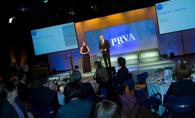 Moderatorin Manuela Raidl und PRVA-Präsident Martin Bredl begrüßen die Gäste