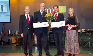 Kategoriesieger 2012 PR-Spezialdisziplinen vlnr.: Bundesminister Reinhold Mitterlehner (BMWFJ), Martin Engelmann (dm drogerie markt), Stefan Ornig (dm drogerie markt), Ingrid Vogl (PRVA-Präsidentin). ©Jana Madzigon
